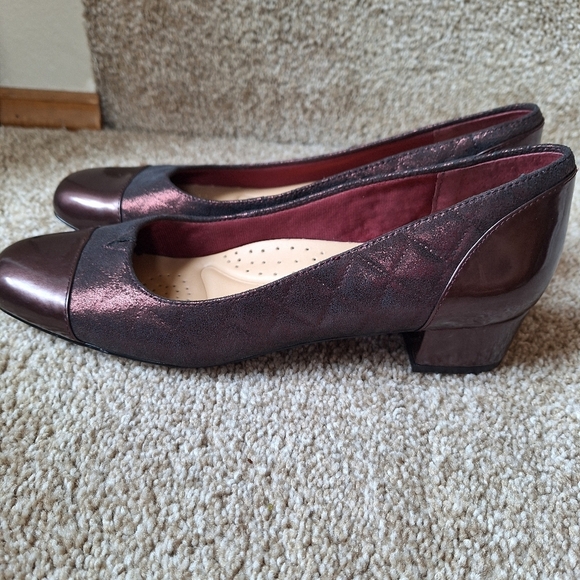 NWOT Trotters Danelle Burgundy Shimmer/Patent Pump. Womens size 7.5N - Picture 2 of 10